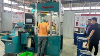 墨西哥橡膠減震客戶 驗收桌面式外圓滾膠機(jī)GZ40